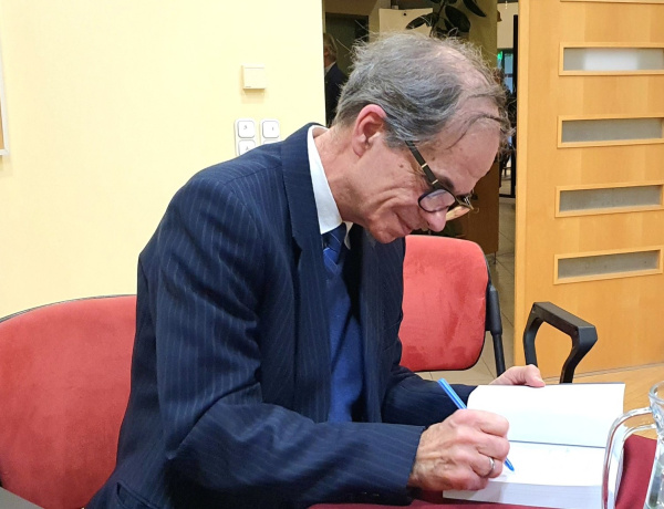 A mélység hangjai - Karádi Zsolt tanulmánykötete felöleli több évtizedes szakmai munkásságát