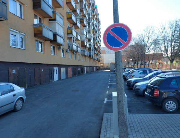 "Ha tűz ütne ki, a tűzoltók oltani sem tudnának a parkoló járművektől!"