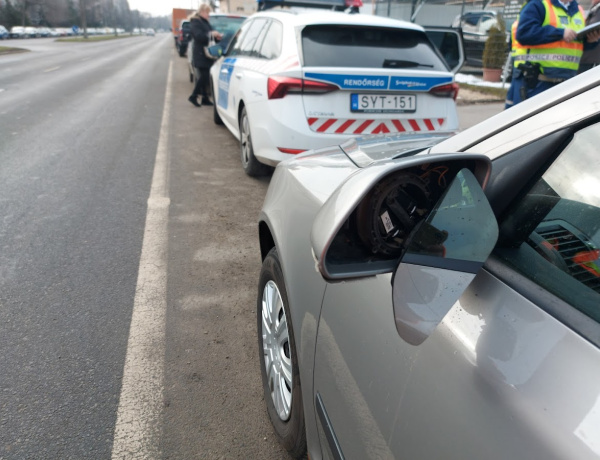 Eltört a visszapillantó, hagytak egy cetlit ki tette