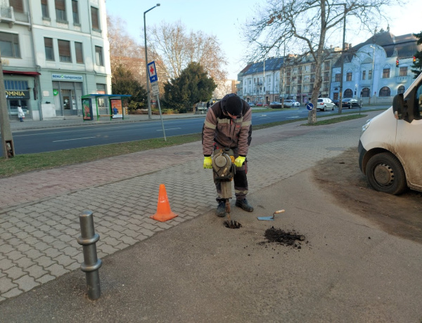 Simán átgázoltak az oszlopokon                                                  