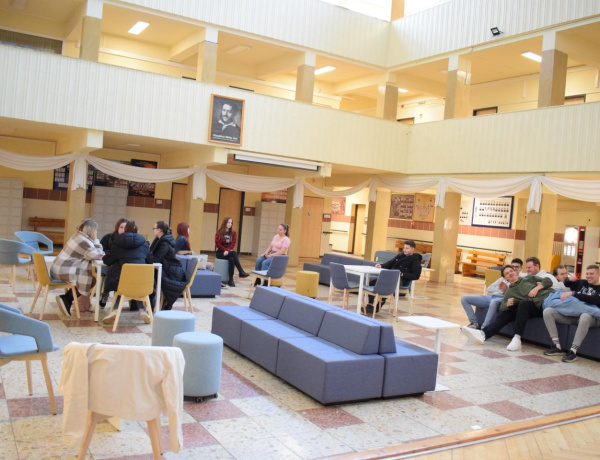 Keleti kényelem a Wesselényiben - Új bútorok az aulában