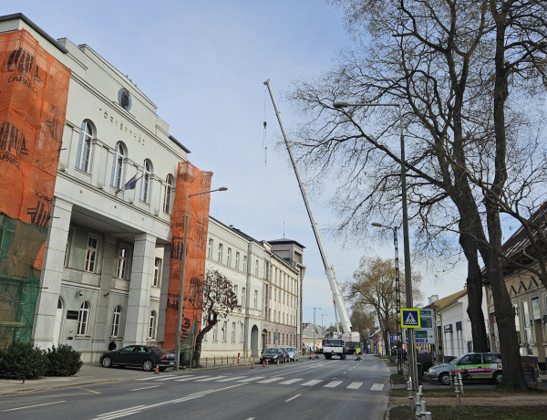 Ezért volt lezárva a Bocskai utca - Reggeltől délutánig dolgozott a hatalmas daru