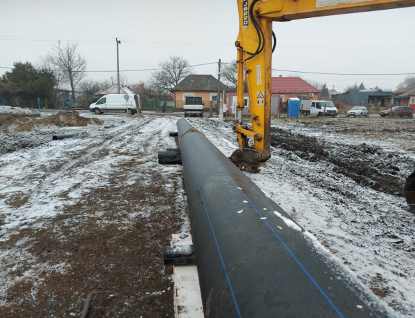 Hatalmas csövekkel erősíti az ivóvízhálózatot a NYÍRSÉGVÍZ