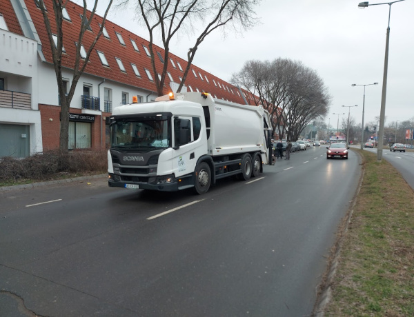 A sofőr kinyitotta az ajtót, az akkor érkező autó pedig túl közel jött