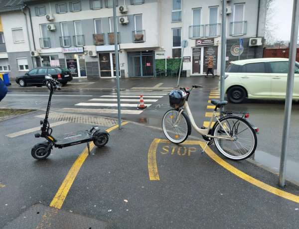 Török rolleres ütötte el a 71 éves nénit a zebrán 