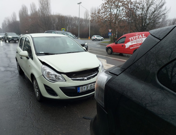 Álló járműnek hajtott                            