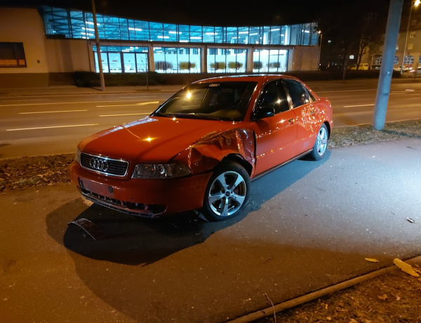 Isteni szerencse, hogy senki nem közlekedett a forgalmas kereszteződésben 