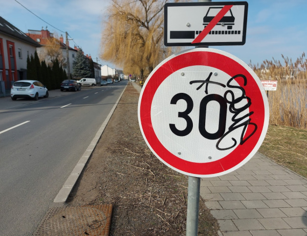 Segítsünk kézre keríteni a kéretlen firkálót! - Ha látja, értesítse a rendőrséget!