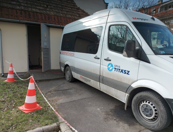 Bármennyire kínálkozi a lehetőség, ne a trafóház előtt parkoljon! 