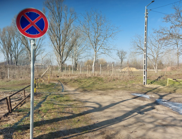 A lakók kérték, az önkormányzati képviselők szorgalmazták - Kihelyezték a megállni tilos táblát