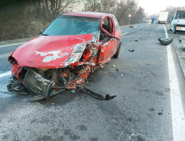 Purhabbal kifújt kerékdobbal is belement a csínybe - Három járművel ütközött 