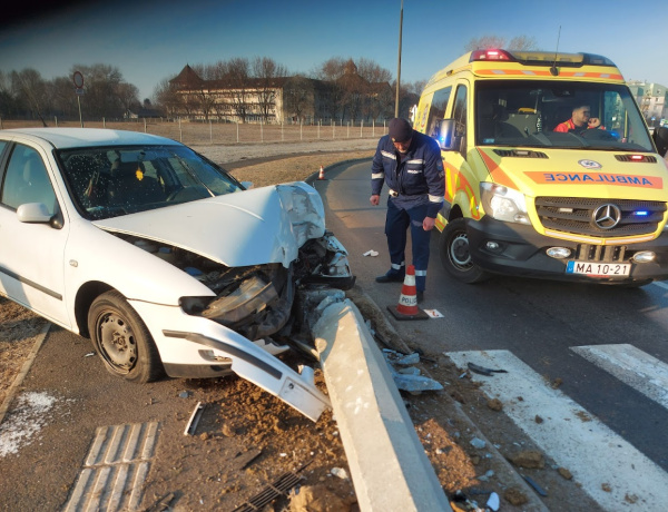 Egyszer csak az autó elé került a villanyoszlop...