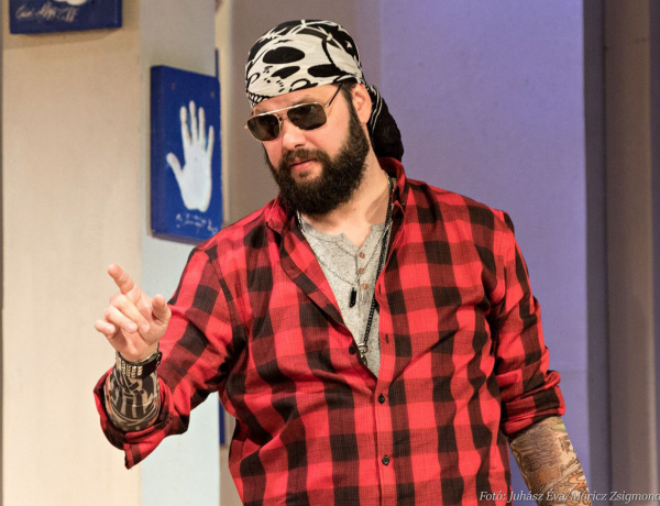 Az ügyelő, aki szívesen vállal színpadi szerepeket