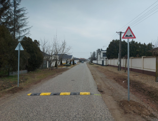 Nem játék a fekvőrendőr a Játék utcában!