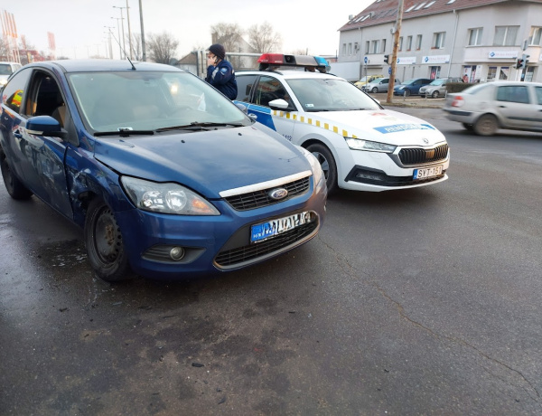 Piros volt a lámpa, mégis behajtott a kereszteződésbe