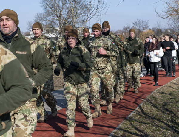 Katonák és kadétok futottak együtt a békéért
