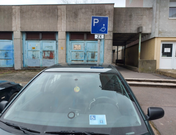 Több parkoló áll a mozgásukban korlátozottak számára