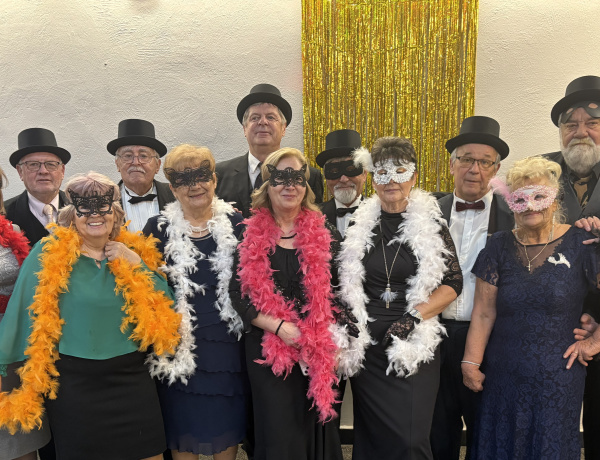 Mesés farsangi bált szervezett a „Sto Lat”’