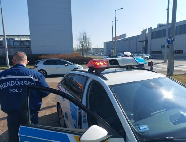 Beakadt a ruha, ráesett a biciklivel, beütötte a fejét