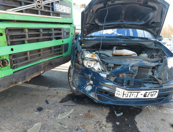 Egy személy megsérült és órákig állt a forgalom a hármas karambol miatt