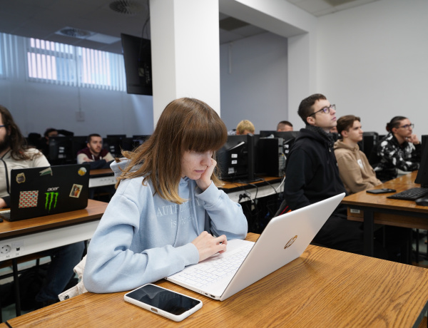 Új tanteremmel bővült a Matematika és Informatika Intézet az egytemen 