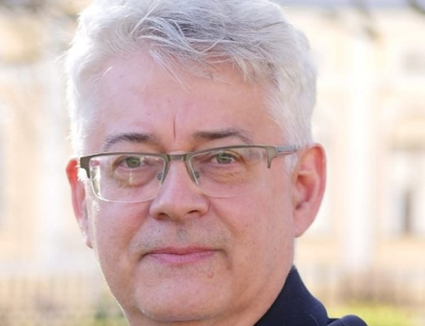 Illés Zoltán fogadóórát tart                             