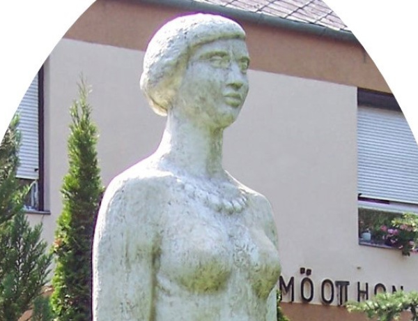 Amiről az utcák mesélnek... - Sóstógyógyfürdő női szobrai 1.