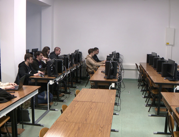 Új tanterem – Több mint 60 férőhelyes tanteremmel bővült a Matematika és Informatika Intézet