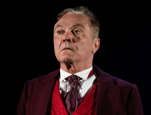 A király beszéde című előadásban az uralkodót tanítja Horváth László Attila