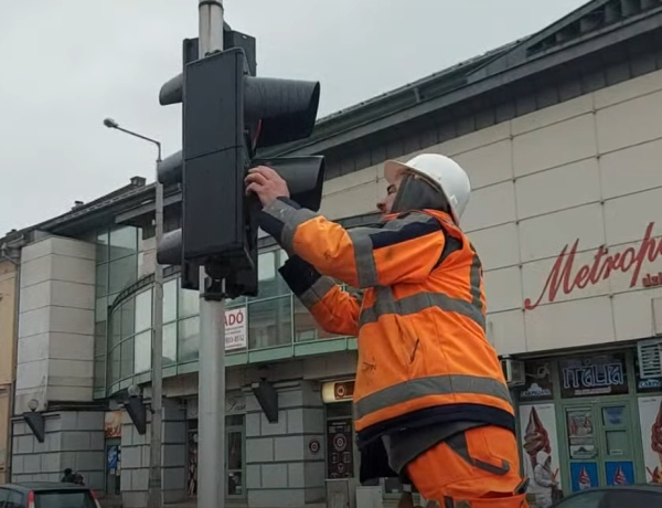 Veszélyes játék - Szőrén-szálán eltűntették a jelzőlámpa árnyékolóját