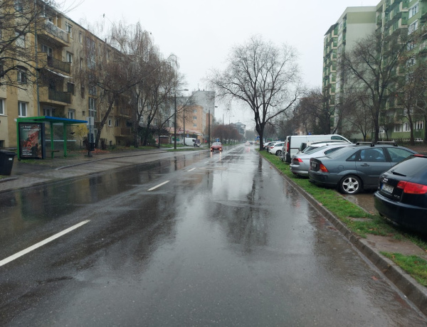 Ess, eső ess! - A Kossuth utcán nem okozott problémát a nagy csapadék