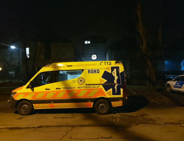 A mentők nem tudtak a lakásba bejutni, a rendőrség segített