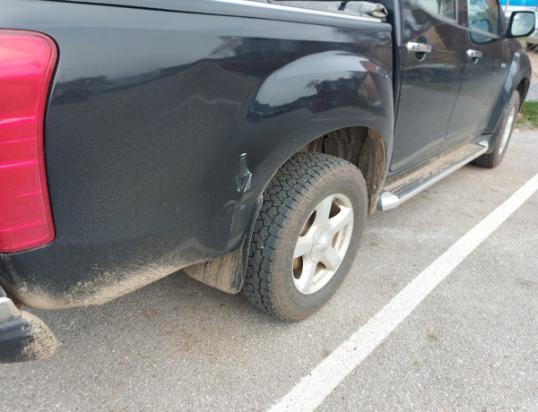 Beletolatott a parkoló autóba és lelépett