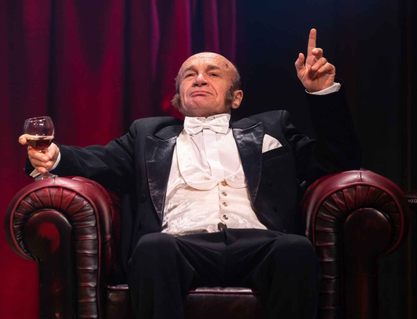 Churchill és nótaest – Tóth Károly több arcát mutatja meg áprilisban