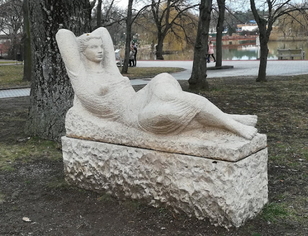 Egy kőbe faragott nő a tóparton - Sóstógyógyfürdő női szobrai 4.