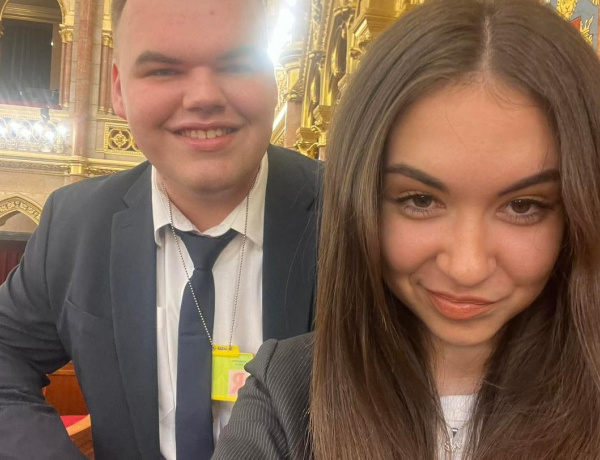 A Parlamentbe kapott meghívást a SZIKSZI DRESS_UP_HAUSE csapata