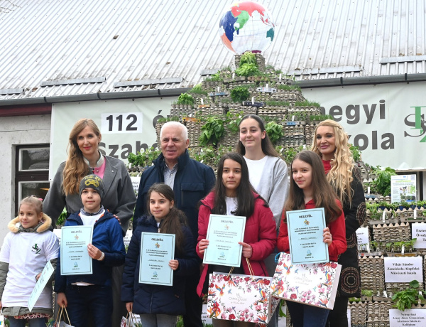Rekordkísérlet – Nyíregyházán felépült a világ legnagyobb tojástartó zöld piramisa