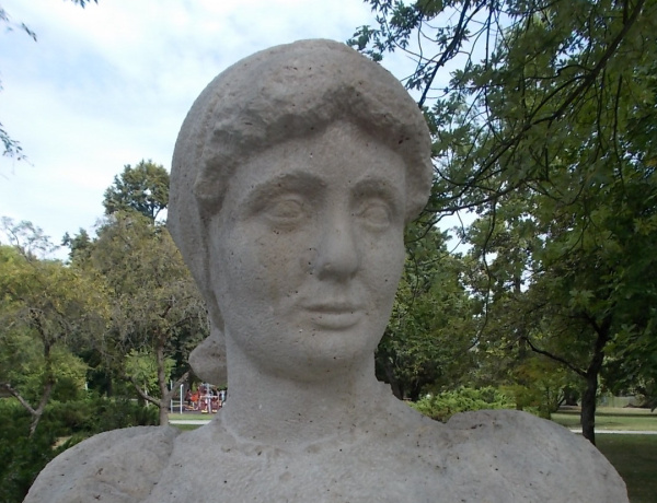 Amiről az utcák mesélnek... - Sóstógyógyfürdő női szobrai 7.