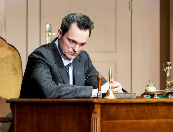 Gulácsi Tamás a dadogós felség szerepében