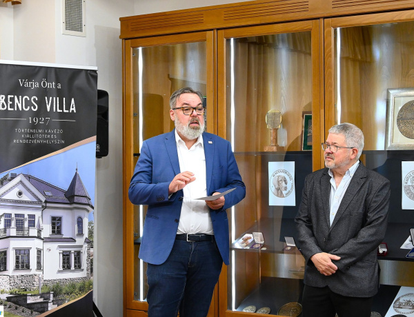 Mikrokozmosz – Pogány Gábor Benő új kiállítása nyílt a Bencs Villában