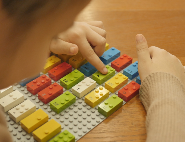 Magyarországon is elérhető a LEGO® Braille Bricks