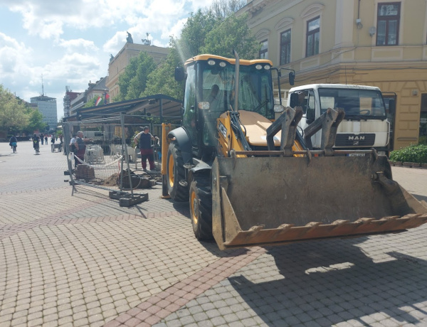 Felbontották a tévkövet a Kossuth téren - Azt ígérik pénteken, már nyoma sem lesz a munkának
