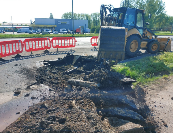 Sziszifuszi meló - Újból eltört egy cső a Debreceni úton