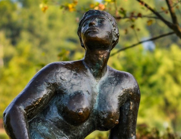 Amiről az utcák mesélnek... - Sóstógyógyfürdő női szobrai 7.