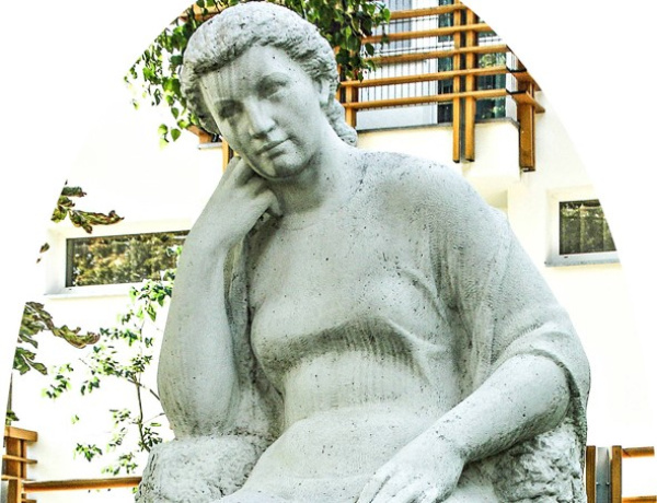 Amiről az utcák mesélnek... - Sóstógyógyfürdő női szobrai 8.