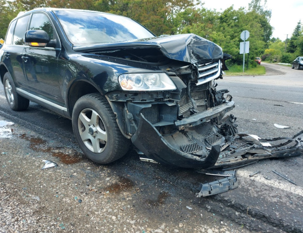 Durva ráfutás - Negyven métert lökött a vétlen autón 