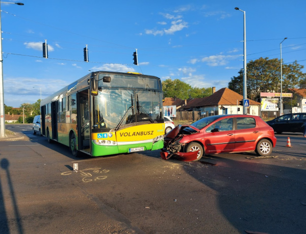 Nyitni készült az üzletházat, de összütközött a busszal...