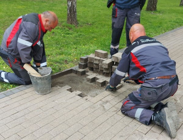 Az Országzáló térről jelentjük - Kicserélték a a törött köveket