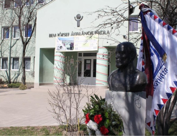 Ecsetet ragadnak és rímeket faragnak a Bemben