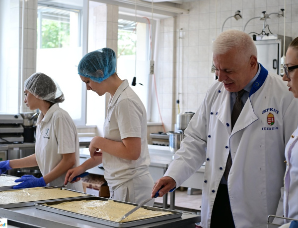 Készül a várostorta –  Szombat délután bárki megkóstolhatja a csokoládés csodát